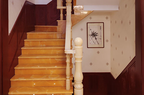 札达中式别墅室内汉白玉石楼梯的定制安装装饰效果